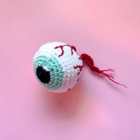 Crochet Eyes Pattern - thecaffeinatedsnail.com Crochet Eyeball, Crochet Halloween Decorations, Eyes Pattern, Crochet Eyes, Cool Crochet, Knit Purl, Eye Pattern, How To Purl Knit, Halloween Crochet