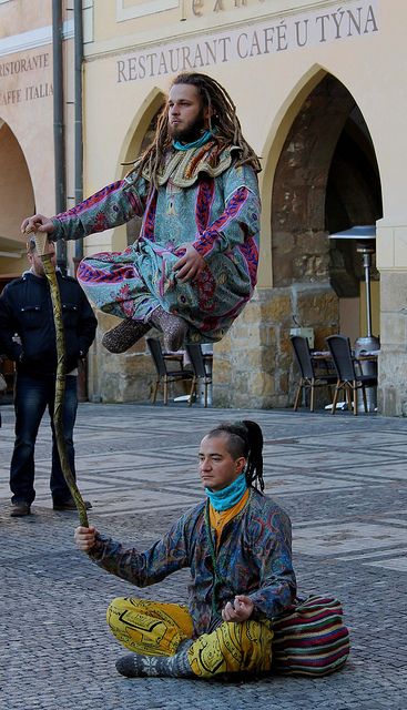 http://WhoLovesYou.ME | Street Performers | Flickr - Photo Sharing!  #streetperfomers #buskers Street Performers, Arte Yoga, Living Statue, Street Musician, Street Performance, Illusion Art, Scrap Metal Art, Street Artists, Optical Illusions