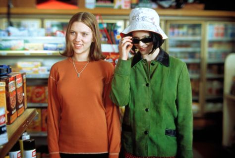 Episode 140 - Guilty Pleasure / Comfort Movies II  "Ghost World" movie still, 2001.  L to R: Scarlett Johansson, Thora Birch.  SUGGESTED BY: Jonathan Melton - Cherokee, AL Ghost World Movie, Thora Birch, Ghost World, Donnie Darko, Movie Fashion, Film Stills, Scarlett Johansson, Movie Scenes, New Yorker