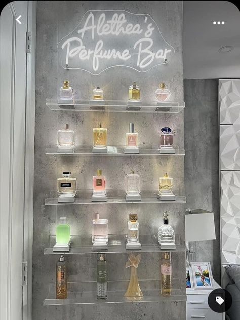 Perfume Storage Ideas Organizing, Dreamy Makeup, Perfume Collection Display, Seni Resin, Perfume Stand, Makeup Vanities, Perfume Storage, Perfume Display, Store Design Boutique