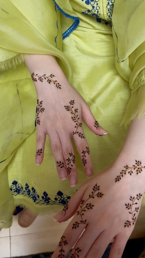 Henna Design Hand, Henna Design Easy, Tattoo Designs Hand, Henna Design Simple, Simple Henna Designs Hand, Henna Hand Designs, Henna Tattoo Design, Easy Henna Designs, Henna Flower Designs