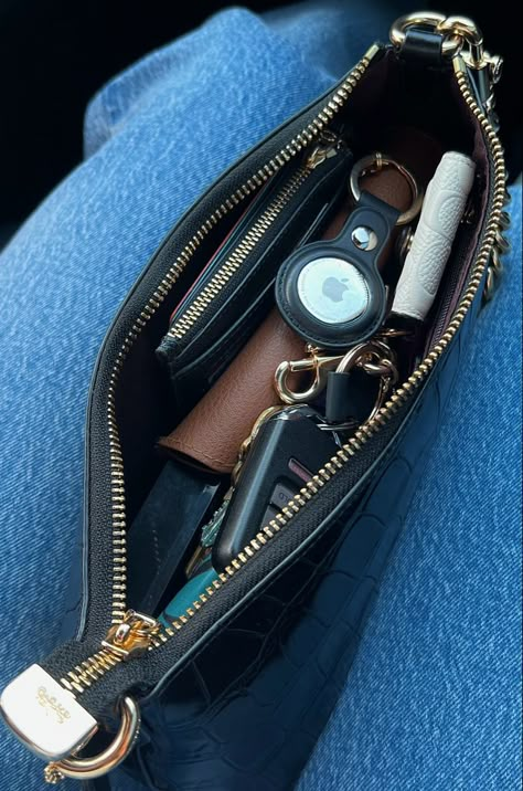 Purse Accessories Aesthetic, Inside The Bag Aesthetic, Shoulder Purse Aesthetic, What’s In My Handbag, Airtag Aesthetic, What In My Bag Aesthetic, Inside Bag Aesthetic, What In My Purse, Handbag Essentials Everyday