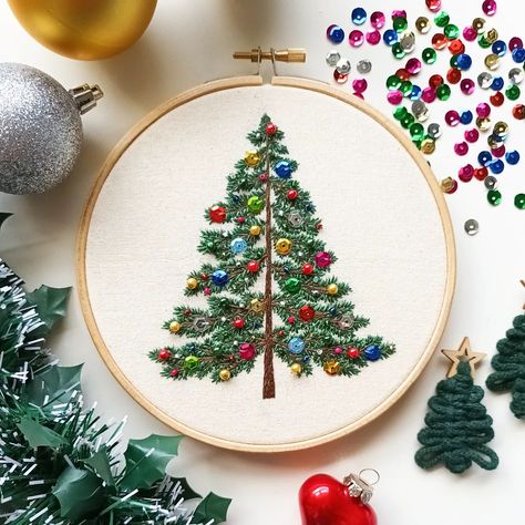 Beatrice (@em_bea_roidery) • Instagram photos and videos Christmas Tree Beads, Christmas Tree Embroidery, Mini Christmas Ornaments, Christmas Embroidery Patterns, Diy Embroidery Kit, Festive Crafts, Embroidery Template, Embroidery Christmas, Learn Embroidery