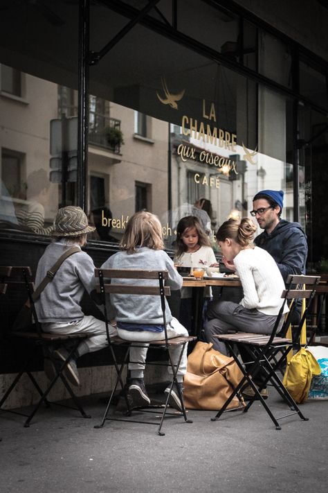 Family Cafe, French Breakfast, A Group Of People, Restaurant Paris, Outdoor Cafe, Coffee Pictures, Coffee Culture, I Love Paris, Group Of People