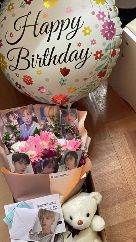 Photocard Bouquet, Cute Bff Quotes, Happy Birthday Bouquet, Birthday Goals, K Crafts, Pretty Crafts, Kpop Diy, Kpop Photocard, Birthday Bouquet