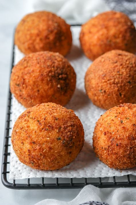 Baked Arancini Rice Balls, Easy Arancini Balls, How To Make Rice Balls Recipes, Arancini Balls Recipes, Arancini Recipe Easy, Best Italian Appetizers, Rice Balls Italian, Easy Italian Appetizers, Arancini Recipe Italian