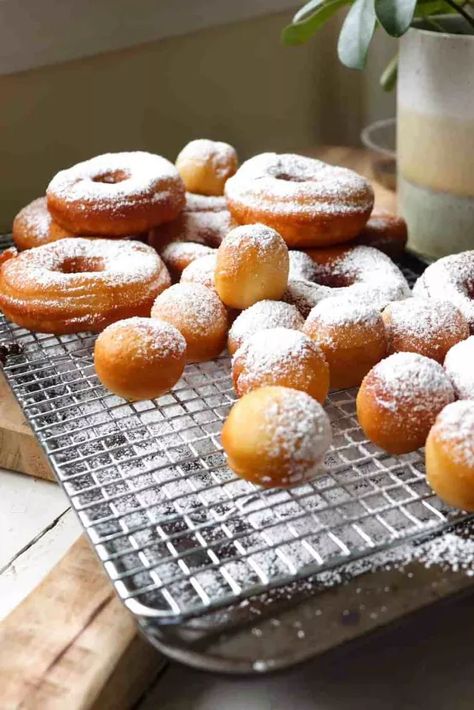 Sourdough bread isn't the only thing you can make with your sourdough starter! Try this simple Sourdough Discard Donuts Recipe, they are light, fluffy, and oh so delicious. Sourdough Donuts are a wonderful treat and a great way to use starter discard.     There is nothing like fresh, hot donuts. They are a dessert in a class all their own and I am here to share this sourdough donut recipe to show you how to make them! The donuts themselves aren't overly sweet, so feel free top them with… Sourdough Donut, Tiger Butter Fudge Recipe, Sourdough Donut Recipe, Simple Sourdough, Yeast Packet, Apple Fritter Bread, Sourdough Starter Discard Recipe, Fried Donuts, Apple Hand Pies