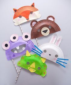 20 Easy and Adorable Paper Plate Crafts - Masken aus #Pappteller basteln Paper Plate Masks, Oppgaver For Barn, Diy Halloween Masks, Paper Plate Crafts For Kids, Paper Plate Crafts, Plate Crafts, Animal Masks, Crafts For Kids To Make, Camping Crafts