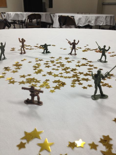 Party on a budget Army themed going away party. Center pieces with gold star confetti and Soldier toys. Usmc Party, Army Party Decorations, Soldier Toys, Deployment Party, Military Retirement Parties, Army Retirement, Army Birthday Parties, Patriotic Centerpieces, Military Party