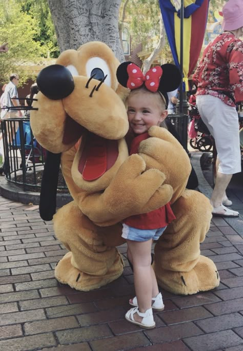 Disney Family Trip Aesthetic, Disney Family Aesthetic, Family Disney Aesthetic, Kids At Disneyland, Disney With Toddlers, Disneyland With Kids, Disney Parents, Disney World Photo Ideas, Big Safe