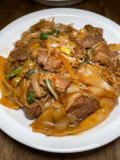 Beef Rice Noodles, Beef Chow Fun, Flat Rice Noodles, Dim Sum Restaurant, Chow Fun, Asian Noodle Dishes, Beef Marinade, Noodle Dish, Marinated Beef