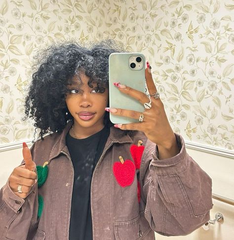 Don’t let them fool you . There’s still life worth living and joy worth finding . | Instagram Sza Instagram, Sza Singer, Celebrity Selfies, Life Worth Living, Cute Lockscreens, Normal Girl, Gone Girl, Instagram Funny, Black Aesthetic