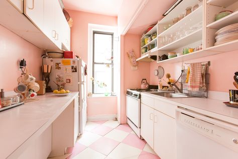 12 Pink Kitchens That Knock It Out of the Park — Apartment Therapy Pink Cabinets, Boho Apartment, Pink Kitchen Decor, Model Dapur, Galley Kitchen Design, Rental Kitchen, Trendy Apartment, Kabinet Dapur, Kitchen Colour Schemes