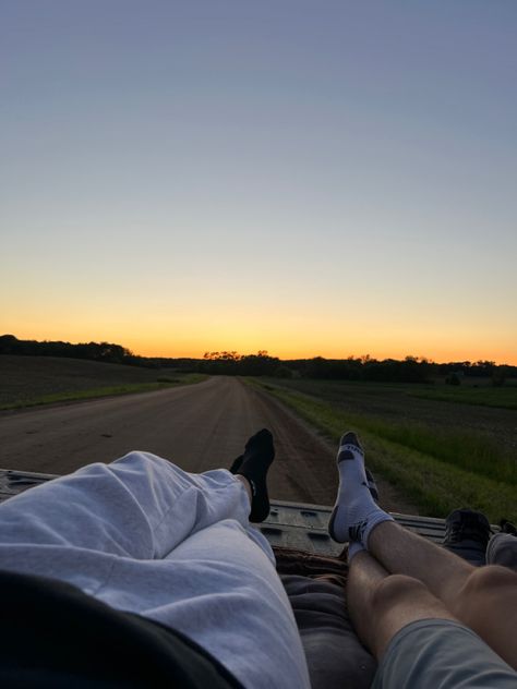 Morning Date Aesthetic, Southern Date Ideas, Sunset Truck Bed Date, Simple Date Aesthetic, Summer Dating Aesthetic, Sunset Date Ideas, Truck Bed Date Under The Stars, Summer Date Ideas For Couples, Back Of Truck Date Night