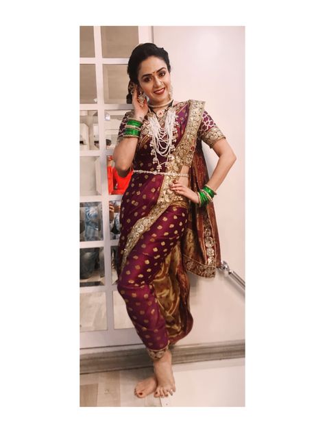 Gorgeous maharashtrian saree ...kashibai look Maroon Nauvari Saree, Kashibai Look, Bollywood Theme Party Outfit, Amruta Khanvilkar, Maharashtrian Bride, Marriage Clothes, Marathi Saree, Brown Saree, Solo Poses