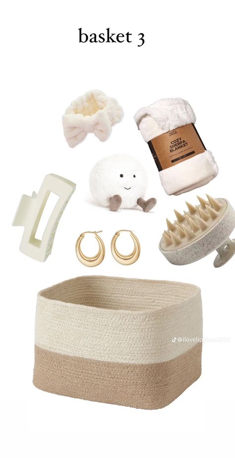 Beige Gift Basket, Beige Aesthetic Birthday, White Gift Basket Ideas, Brr Basket, Birthday Baskets, Burr Basket, Making A Gift Basket, Girly Christmas Gifts, Birthday Presents For Friends