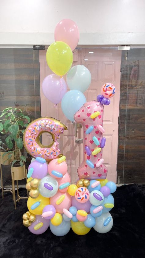 Sweet One Birthday Balloons, 1st Birthday Candy Theme, Donut Floral Arrangement, Donut Balloon Bouquet, Sweet One Backdrop With Balloons, Two Sweet Balloons, Sweet One Balloons, Candy Land 1st Birthday Party, Four Ever Sweet Birthday Party Decorations