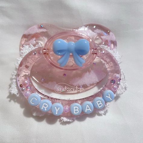 Cute Binkies, Decorated Pacifiers, Pacifier Aesthetic, Cute Pacifiers, Deco Pacifier, Melanie Martinez Cry Baby, Pink Pacifier, Lil Space, Pacifier Design