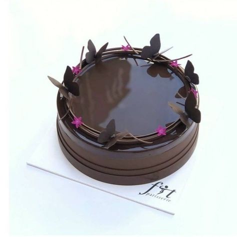 Mousse Cake Decoration Ideas, Elegant Chocolate Cake Design, Entremet Cake Design, Brownies Aesthetic, Chocolate Cake Toppers, Chocolate Cream Cake, Cake Designs For Girl, Glaze Cake, Chocolate Cake Designs