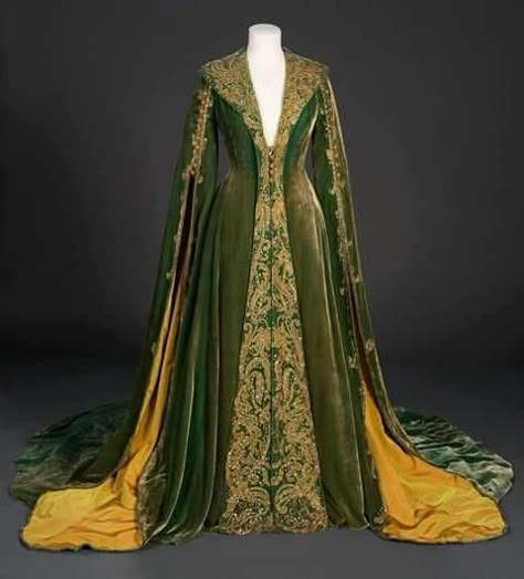 Scarlett in Gone With The Wind Gone With The Wind Dresses, Motif Soutache, Velvet Dressing Gown, Gaun Abad Pertengahan, Period Dress, Green Velvet Dress, Vivien Leigh, Princess Gown, Fantasy Dresses