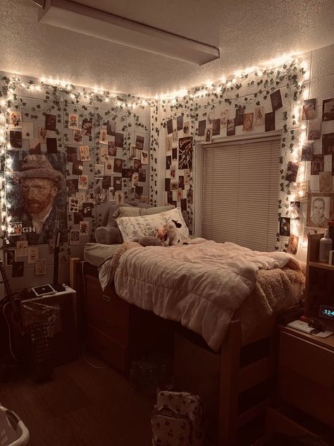 natural life dorm room dorm room ideas natural colors natural color dorm room dorm room natural colors natural lighting dorm room natural materials storage dorm room dorm room natural light #hostel #oncampus #collegeroomies #mybedroom #collegedecor #roomessentials #lovethislook Dorm Room With Led Lights, Room With Vines And Fairy Lights, Nature Themed Dorm Room, Vine Room Decor Ideas, Room With Vines, Storage Dorm Room, Dreamy Dorm Room, Rustic Dorm Room, Tan Bedroom