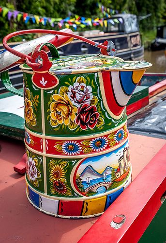 Colourful Buckby Can..♔... Canal Boat Art, Barge Boat, Fork Art, Tin Can Art, Working Boat, Horseshoe Crafts, Boat Art, Boho Deco, Boat Painting