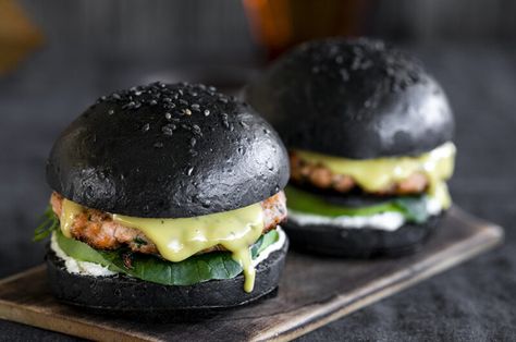 Rip 30th Birthday, Fancy Catering, Bistro Recipes, Salmon Patty, Black Bun, Salmon Burger Recipe, Black Burger, Salmon Burger, Recetas Halloween