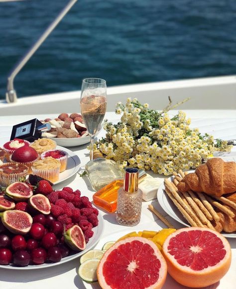 Amazing Food Platters, Lifestyle Content Creator, Food Aesthetics, Picnic Birthday, Lifestyle Content, Instagram Travel, Healthy Sweets Recipes, Delicious Snacks Recipes, Food Lifestyle