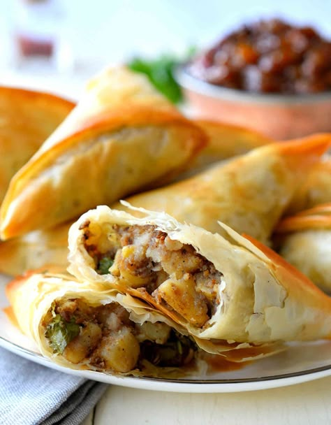 This vegan samosa recipe is a quick and easy version of traditional potato samosas with mango chutney. Save time and lighten up your samosas by wrapping them with phyllo dough and baking instead of frying. You get all the flavours of a samosa but without the grease and in half the time! Mexican Samosa Recipe, Vegan Samosas, Vegan Samosa, Beef Samosa Recipe, Potato Dough, Samosa Recipe, Mango Chutney, Falafels, Phyllo Dough