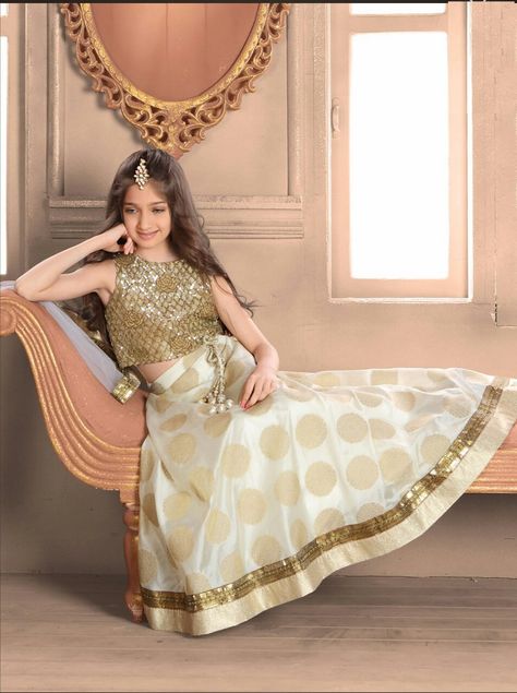 Kids Lengha Choli, Bollywood Wedding Dress, Lehenga For Girls, Orang India, Mantel Outfit, Trendy Outfits 2020, Kids Lehenga Choli, Wedding Dresses For Kids, Party Wear Lehenga Choli