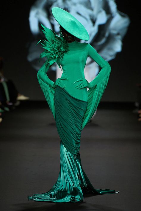 Robert Wun Fall 2024 Couture Fashion Show | Vogue Avant Garde Fashion Dresses, Avant Garde Fashion Couture, Robert Wun, Avant Garde Outfit, Style Vert, Avant Garde Dresses, Runway Fashion Couture, Collection Couture, Mode Chanel