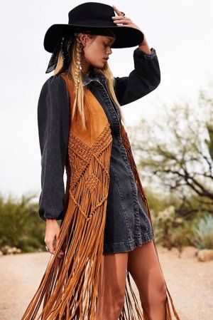 fringe vest Fringed Vest Outfit, Look Boho Chic, Estilo Hippy, Western Style Outfits, Fringe Vest, Estilo Hippie, 2020 Fashion Trends, Vest Outfits, Country Outfits