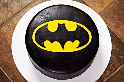 Batman Cake Batman Bento Cake, Batman Pasta, Batman Cake Ideas, Easy Batman Cake, Cake Batman, Batman Birthday Cakes, Batman Pillow, Batman Cake, Tall Cakes