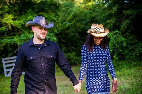 Gorgeous country interracial couple rocking their casual country style #love #wmbw #bwwm #favorite ❤ Black And White Couple Photography, Racial Couples, Mixed Race Couple, Rainbow Family, Interracial Family, Black Woman White Man, Swirl Couples, Black And White Couples, Bwwm Couples