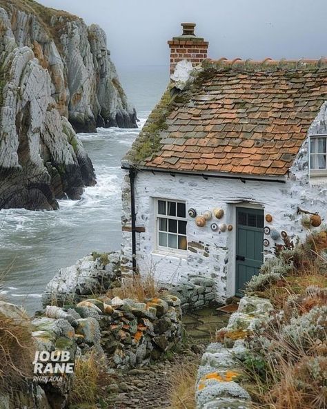 Peaceful House Nature, Rustic Seaside Cottage, Seaside Cabin Aesthetic, English Cottage By The Sea, Cottage By The Ocean, Seaside House Exterior, Seaside Cottage Exterior, Seaside Farmhouse, Seaside Cottage Aesthetic