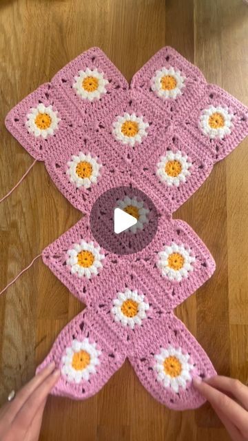 Catherine Neil on Instagram: "A simple method of assembling a granny square bag 🧶  I’ve included a photo of the layout at the end of the video so that you can pause it and take note!  This is my favourite way to assemble granny square bags as there’s little chance of messing up the layout!  Pattern is the Daisy granny square tote bag by me and it’s also available as a kit on my Etsy shop ✨  #crochet #crochetpattern #crochetgrannysquare #daisygrannysquare #daisy #crochetbag #crochettotebag #totebag #freecrochetpattern #freecrochet #grannysquarelove #grannysquare #yarn #yarnlove #crochetideas #crochettips" Crochet Bag From Granny Square, Stuff To Do With Granny Squares, Granys Square Bag, 10 Granny Square Bag, Simple Crochet Granny Square Pattern Free, Granny Squares Bag Pattern, Granny Square Shorts Layout, Crochet Daisy Granny Square Bag, How To Sew Crochet Granny Squares Together