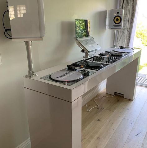 Dj Living Room Interior Design, Apartment Dj Setup, Dj Table Set Up, Dj Booth Home Dj Setup, Dj Setup Ideas Home Bedroom, Garage Dj Studio, At Home Dj Setup, Dj Desk Design, Dj Desk Setup