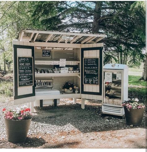 Farm Roadside Stand, Farm Stall Ideas, Small Farm Business Ideas, Flower Stand Roadside, Farm Stands Ideas, Farm Stand With Fridge, Diy Road Side Stand, Small Roadside Farm Stand, Road Side Stands