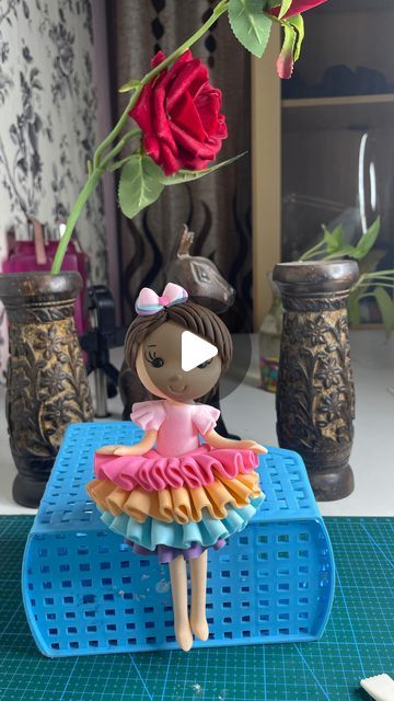 Fondant Doll Topper, Doll Topper Cake Design, Fondant Doll, Doll Cake Designs, Fondant Girl, Fondant Ruffles, Doll Cake Topper, Photo Cake Topper, Doll Videos