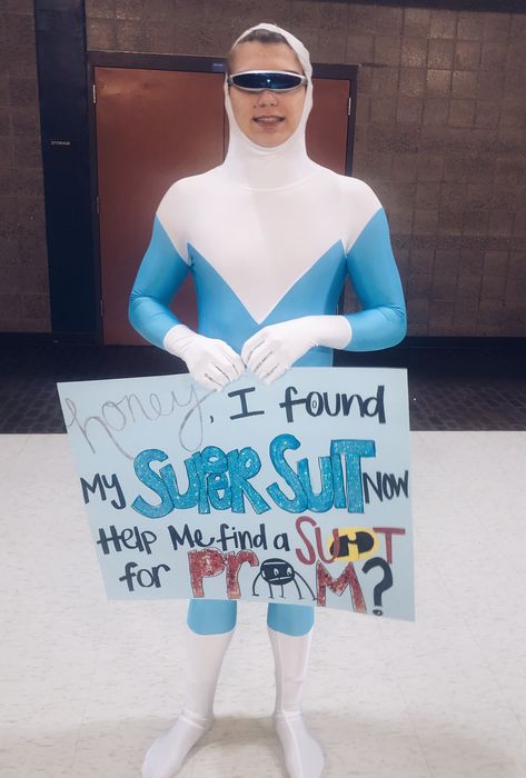 Funny Prom Posals Ideas, Hoco Finna Be Lit Proposal Shark, Boxing Promposal Ideas, Creative Prom Proposal Ideas Unique, Spanish Promposal Ideas, Cheesy Promposal Ideas, Dog Promposal Ideas, Fun Promposal Ideas, Unique Prom Proposal Ideas