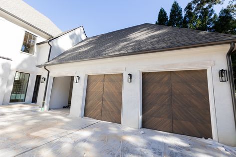 Our East Conway project features herringbone garage doors, taking the curb appeal of this home to another level 💥⁠ ⁠ Architecture by @castrodesign⁠ Design by @dhdesigns_atl⁠ Photography by @emmacamfield⁠ ⁠ #HaskCustomHomes #AtlantaCustomHomes #AtlantaCustomHomeBuilder #CastroDesign #DHDesigns #EastConwayProject Brown Garage Door, Door With Window, White Siding, Stone Cottage, White Brick, Studio Mcgee, Custom Home Builders, Paint Ideas, Home N Decor