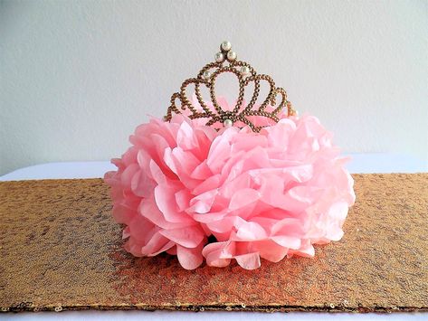 I created this using a pink tissue pom pom form ooggee's Place on Amazon and a crown I spray painted gold. I also hot glued pearls to the crown. Simply arrange crown on pom pom for your Princess centerpiece look. Crown Centerpieces Table Decorations, Tiara Centerpiece Ideas, Crown Centerpiece Ideas, Princess Centerpiece Ideas, Princess Birthday Centerpieces, Princess Party Centerpieces, Pom Pom Centerpieces, Disney Princess Centerpieces, Pink Princess Baby Shower