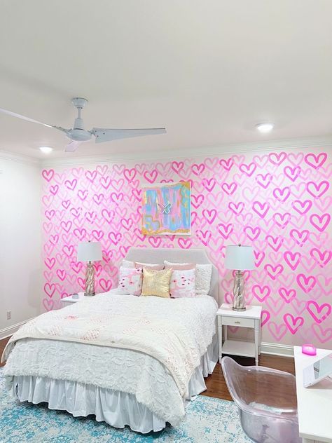 Cute Room Ideas Bright Colors, Bright Room Aesthetic Bedroom, Rustic Preppy Bedroom, Preppy Accent Wall Bedroom, Preppy Wall Art Bedroom, Preppy Room Ideas For Big Rooms, Bright Preppy Bedroom, Preppy Door Decor, Preppy Accent Wall