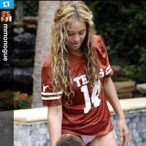 Queen Bey loves the Horns #instagram #hookem Beyonce 2013, Beyonce Fans, Blue Ivy Carter, Beyonce Outfits, Mrs Carter, Intimate Photos, Beyoncé Giselle Knowles-carter, Beyoncé Giselle Knowles, Beyonce And Jay Z