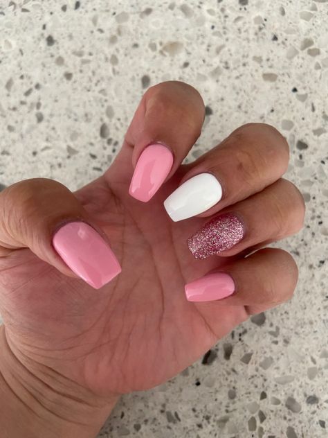 Pink Fake Nails Short, Glittery Pink And White Nails, Pink And White Gel Nails With Glitter, White And Pink Acrylic Nails Ideas, Pink White Sparkle Nails, Pink Nails With White Ring Finger, Pink And Silver Sparkle Nails, Pink Nails With Sparkle Accent, Vacation Nails Pink And White