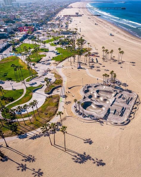 Venice Beach, California 🌊🌴 📷: [instagram.com/michaelbittle] Los Angeles Road Trip, Venice Beach Los Angeles, Venice Beach California, Santa Monica Beach, California Republic, Cozy Spot, Coastal Vibes, Malibu Barbie, December 21