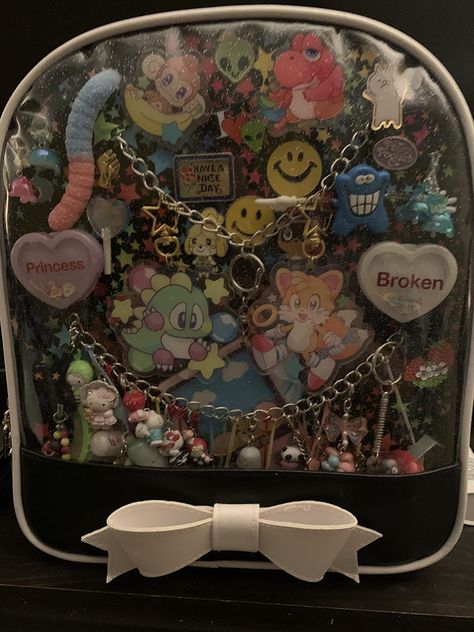 Pin Backpack Aesthetic, Ita Backpack Ideas, Ita Bag Inspiration, Itabag Aesthetic, Ita Bag Ideas, Diy Backpack Decoration, Itabag Ideas, Backpack With Pins, Ita Bags