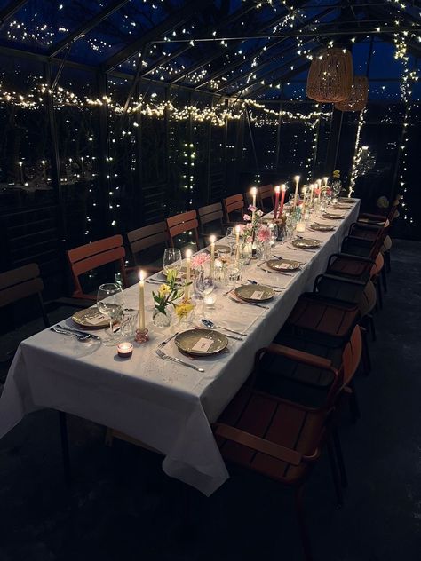 Formal Dinner Ideas, Sweet 16 Restaurant Party, Fancy Birthday Dinner, Classy 21st Birthday, Capricorn Szn, Friendsgiving 2023, Classy Dinner Party, Restaurant Vibes, New Years Dinner Party