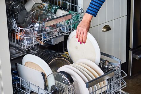 A Plumber Just Taught Me the Most Brilliant Trick for Cleaning My Smelly Dishwasher Dishwasher Smells Bad, Dishwasher Smell, Dishwasher Filter, Cleaning Your Dishwasher, Best Dishwasher, Dishwasher Tablets, The Dishwasher, Dirty Dishes, Dish Rack Drying