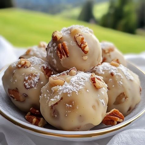 Maple Balls Recipe, Pecan Rolls, Desert Ideas, Easy Holiday Recipes, Cookies And Brownies, Maple Pecan, Balls Recipe, Recipes Christmas, Fudge Recipes